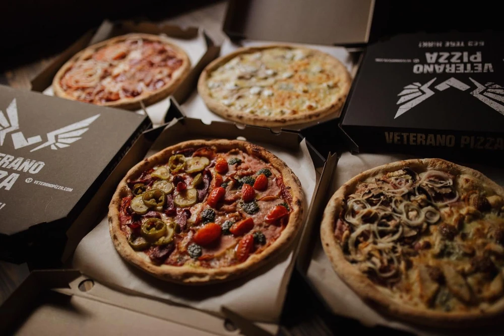 Several different pizzas in boxes from Veterano Pizza
