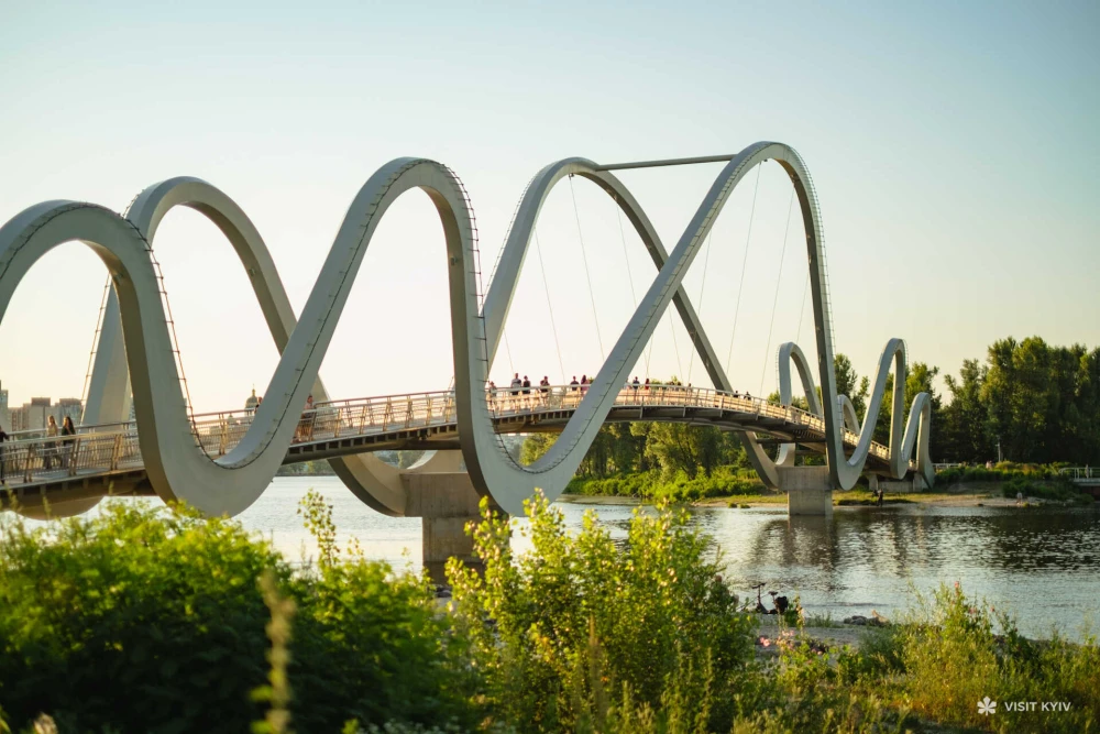 Side view of the wavy bridge in Kyiv
