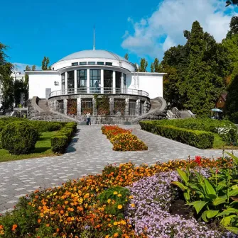 The central building of the Fomin Botanical Garden