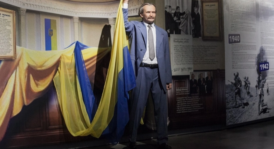 Muzei Stanovlennia Ukrainskoi Natsii in Kyiv - wax figure of Viacheslav Chornovil in a grey suit enthusiastically raising the Ukrainian flag