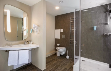 Ibis Railway Station in Kyiv - bathroom with shower stall and large mirror