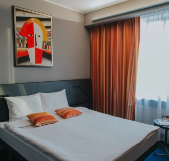 Standard room at the Mercure Kyiv Congress Hotel with a king-size bed