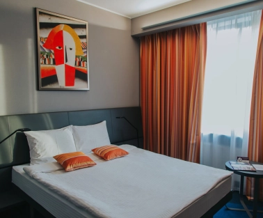 Standard room at the Mercure Kyiv Congress Hotel with a king-size bed