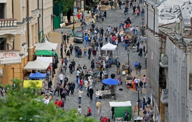A crowd of people on St. Andrew's Descent during a street fair