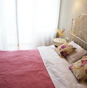 Double room with a decorative wrought iron bed at Kashtan Guest House in Kyiv
