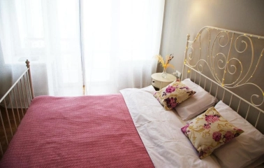 Double room with a decorative wrought iron bed at Kashtan Guest House in Kyiv