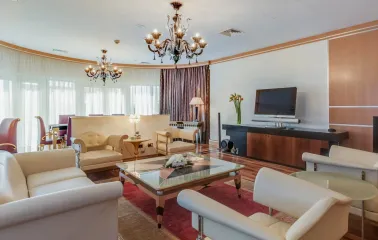 Hyatt Regency - luxurious room with a bunch of soft sofas