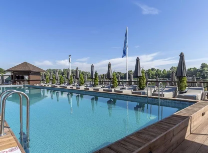 Pool & Beach Clubs