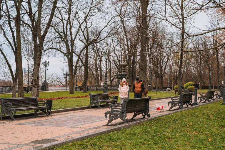 Volodymyrska Hill in Kyiv - people walking in the park