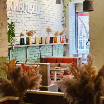 Restaurant Trishky Bilshe - cozy interior with white brick walls and dried flower arrangements