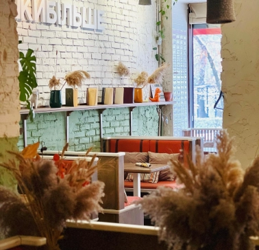 Restaurant Trishky Bilshe - cozy interior with white brick walls and dried flower arrangements