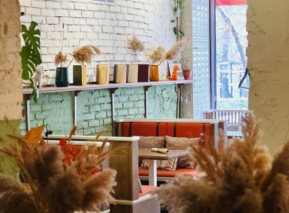 Restaurant Trishky Bilshe - cozy interior with white brick walls and dried flower arrangements