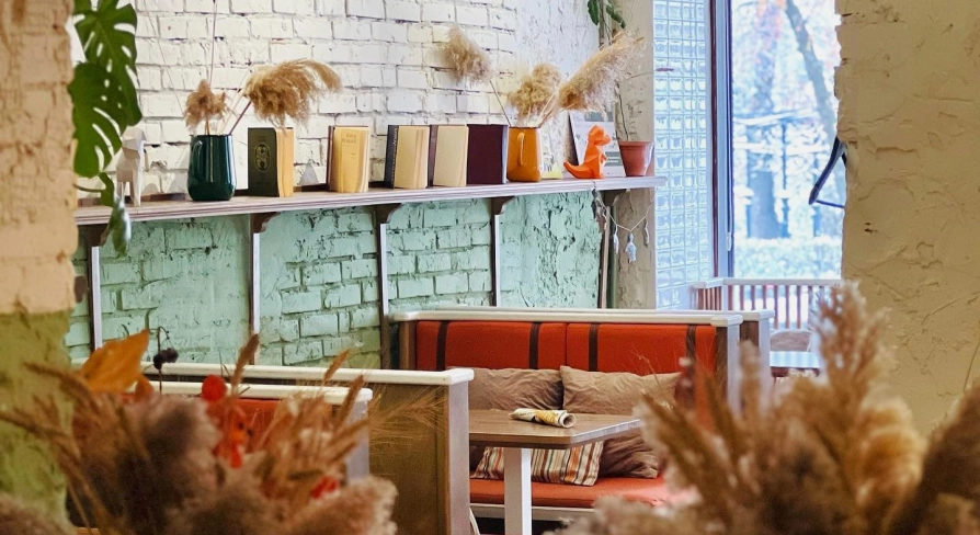 Restaurant Trishky Bilshe - cozy interior with white brick walls and dried flower arrangements