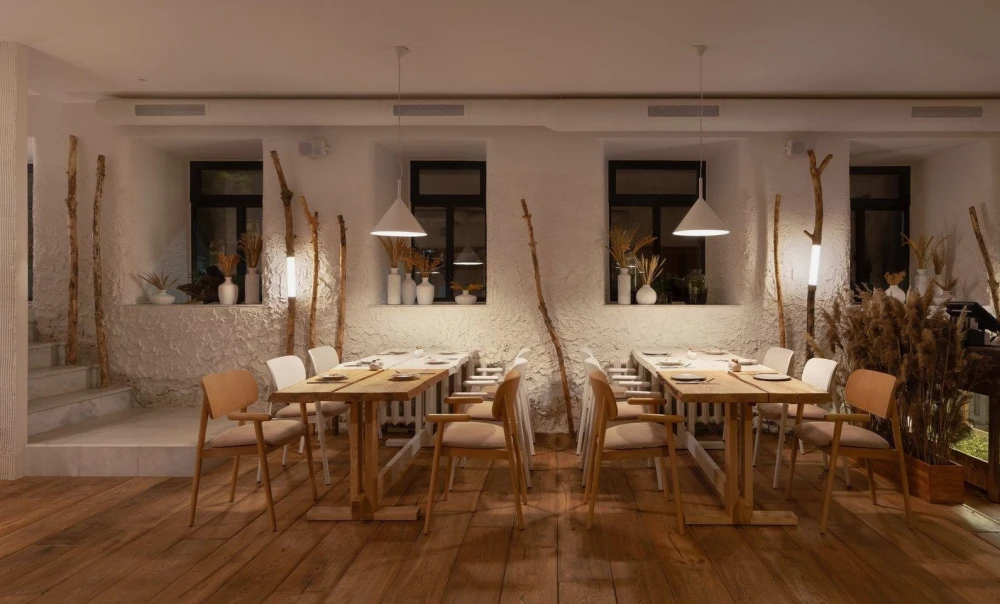 100 Rokiv Tomu Vpered photos - cozy tables near white textured walls and dark windows
