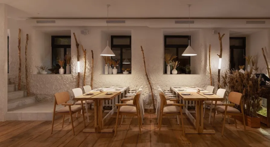 Restaurant 100 Rokiv Tomu Vpered - cozy tables near white textured walls and dark windows