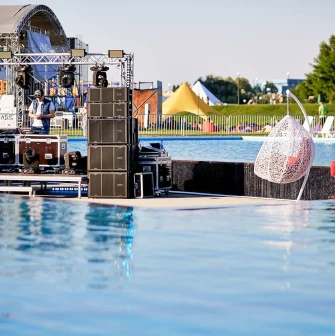 Великий басейн, наповнений людьми, які плавають у Sky Family Park, Київ