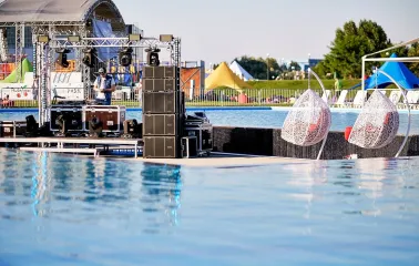 Великий басейн, наповнений людьми, які плавають у Sky Family Park, Київ