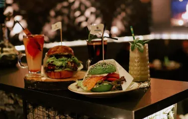 Vugol na Arsenalnii - burgers and cocktails on bar counter