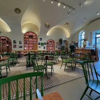 Restaurant Poltava - spacious hall with arched ceilings and bright green chairs