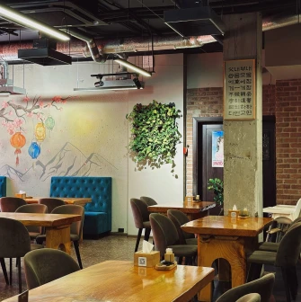 Restaurant Arirang - spacious dining area with private booth seating and partitions