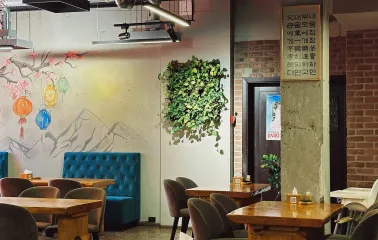 Restaurant Arirang - spacious dining area with private booth seating and partitions
