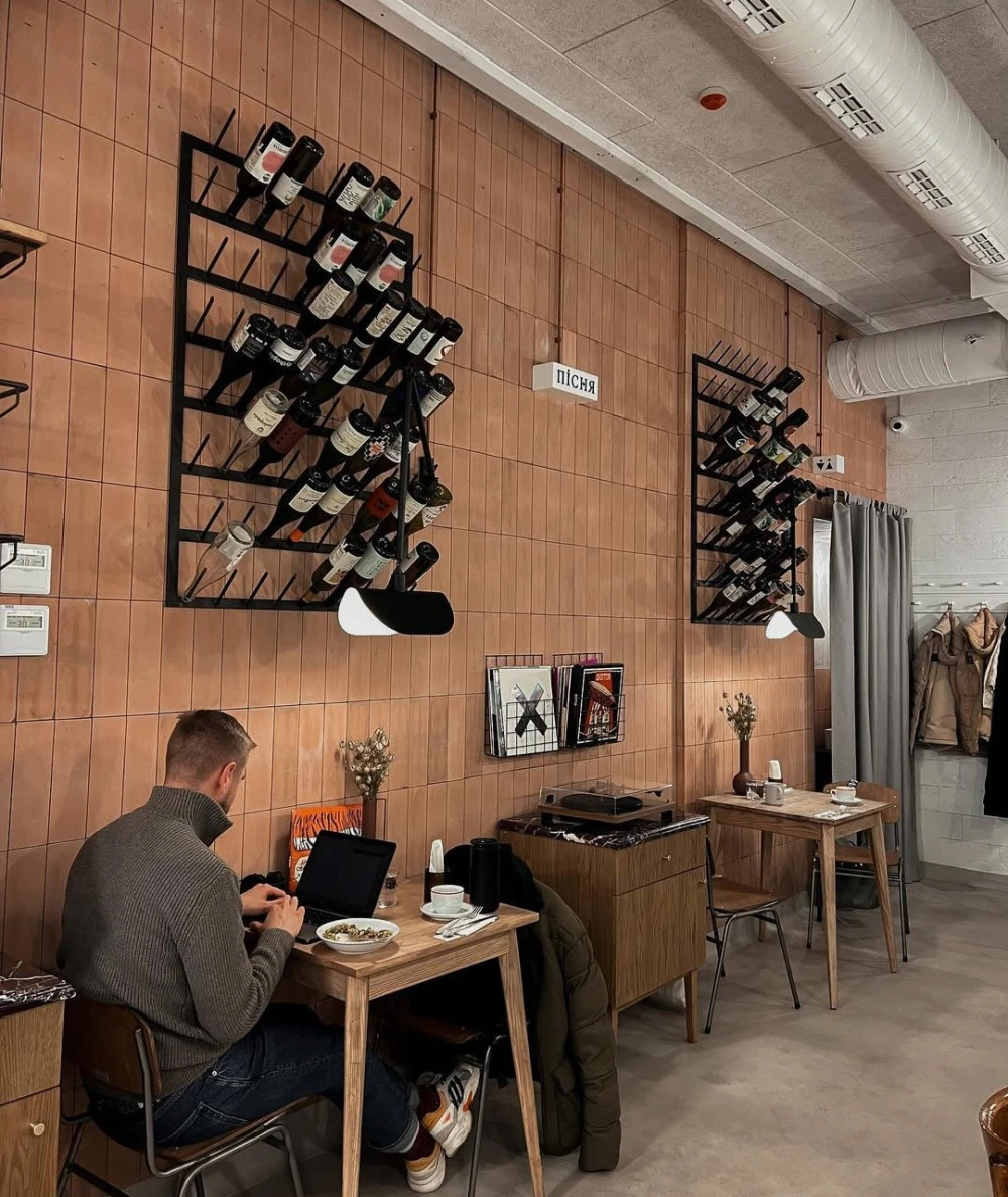 Spelta - rustic interior featuring wooden tables chairs and a decorative bread display
