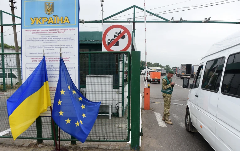Foreign nationals crossing the Ukrainian border