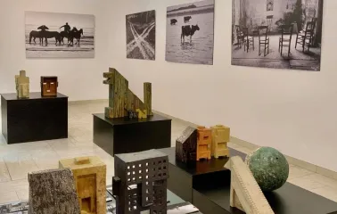 Models of architectural forms and black and white photos in the Triptych Art Gallery in Kyiv