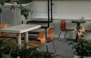 One Tea Tree - a relaxation area on an open terrace