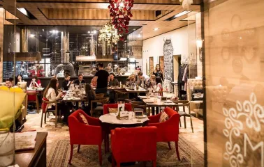Restaurant Mama Manana - dining hall with guests and red armchairs