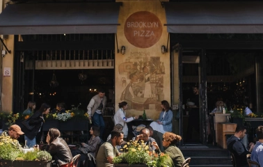 Evening entrance to the Mimosa Brooklyn Pizza restaurant in Kyiv