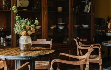 Restaurant Ulyublenyi Diadia - dining table with flowers and a large antique wooden cabinet