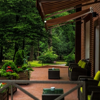 Park Hotel Holosievo - large outdoor terrace dining area overlooking a green park