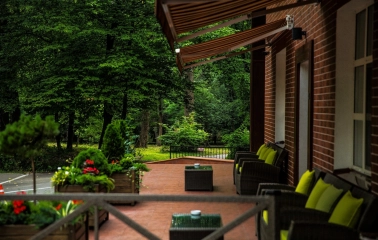 Park Hotel Holosievo - large outdoor terrace dining area overlooking a green park