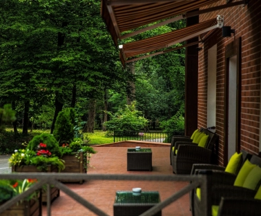 Park Hotel Holosievo - large outdoor terrace dining area overlooking a green park