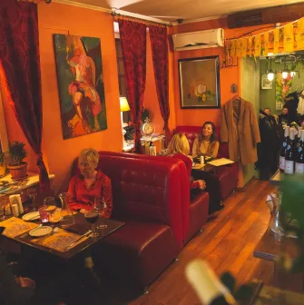 Très FRANÇAIS - classic interior with wooden furnishings and guests seated at tables