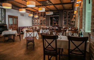 Restaurant Vero Vero - dining room interior with elegant chandeliers and tables set for guests