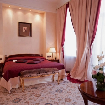 Hotel Opera – luxuriously lit hotel room with a work desk and a painting