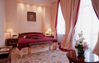 Hotel Opera – luxuriously lit hotel room with a work desk and a painting