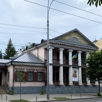 Muzei Ukrainskoi Diaspory in Kyiv - historic two-story manor with a pink facade and white columns