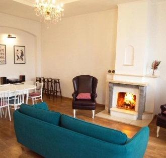 Living room with fireplace in the Kashtan guest house in Kyiv
