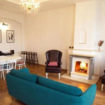 Living room with fireplace in the Kashtan guest house in Kyiv