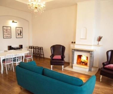 Living room with fireplace in the Kashtan guest house in Kyiv