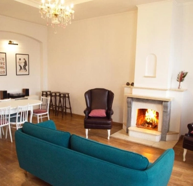 Living room with fireplace in the Kashtan guest house in Kyiv
