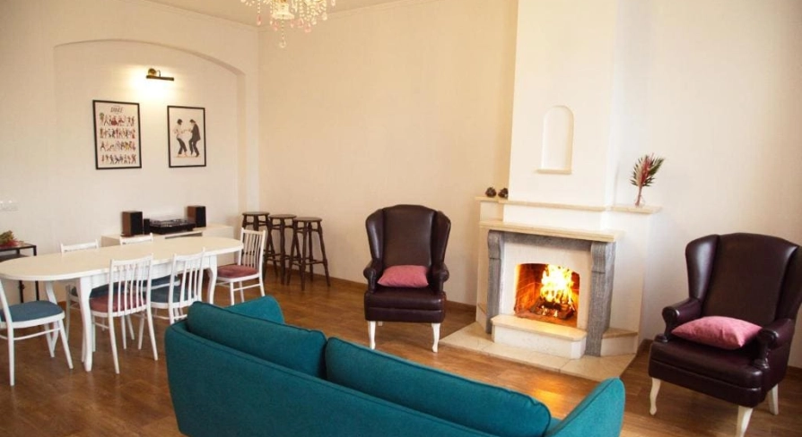 Living room with fireplace in the Kashtan guest house in Kyiv