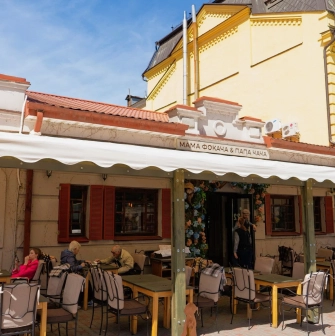 Restaurant Mama Focaccia & Papa Chacha - street facade with covered outdoor terrace
