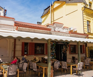 Restaurant Mama Focaccia & Papa Chacha - street facade with covered outdoor terrace
