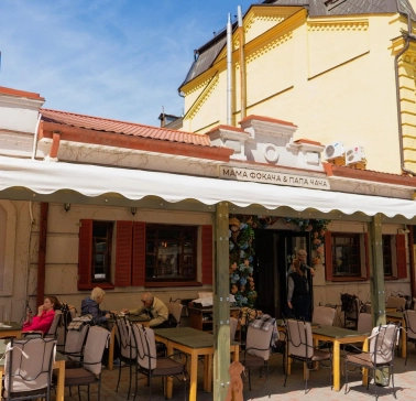 Restaurant Mama Focaccia & Papa Chacha - street facade with covered outdoor terrace