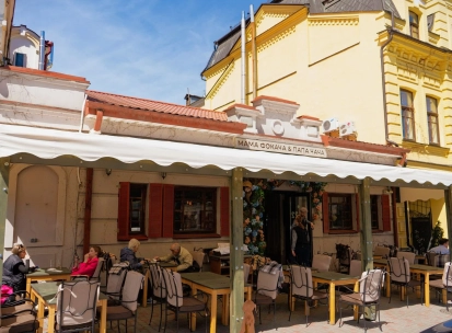 Restaurant Mama Focaccia & Papa Chacha - street facade with covered outdoor terrace