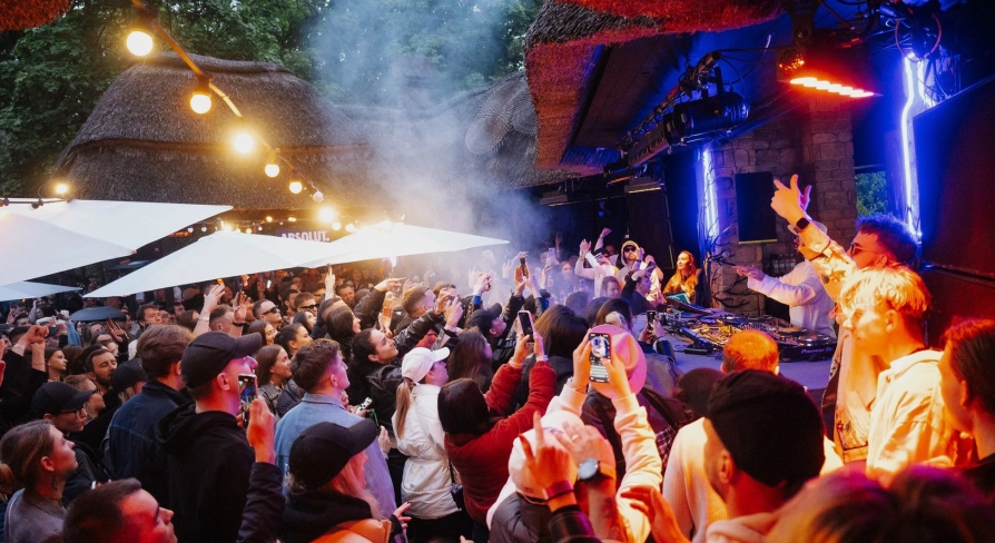 Kureni - open air party crowd in front of DJ stage